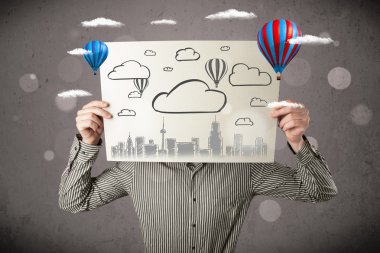 cityscape önünde onun h ile bir karton tutan işadamı