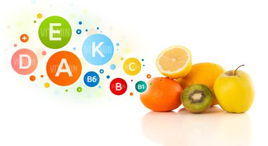 Renkli vitamin sembolleri ve simgeleri olan sağlıklı meyveler