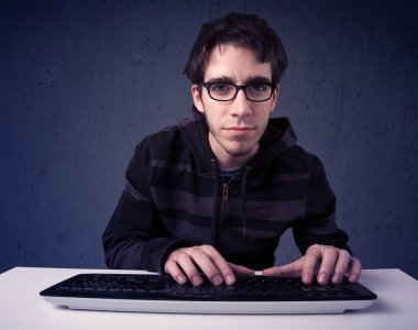 Hacker mavi arkaplanda klavye ile çalışıyor