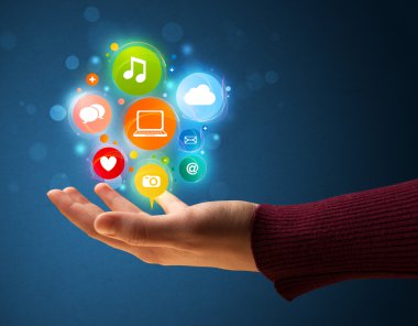 bir kadının elinde Multimedya simgeler