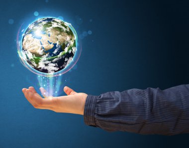 Parlayan bir küre tutan bir kadın