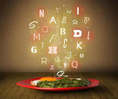 Tahtada renkli harflerle taze aşçı yemeği. 