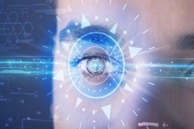 Siber teknoloji gözü mavi iris bakarak adam