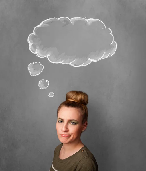 Tankeväckande kvinna med moln ovanför hennes huvud — Stockfoto