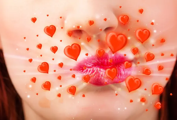 Lábios de senhora bonita com corações vermelhos encantadores — Fotografia de Stock