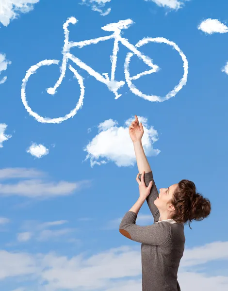 Meisje kijkend naar fiets wolken op blauwe hemel — Stockfoto