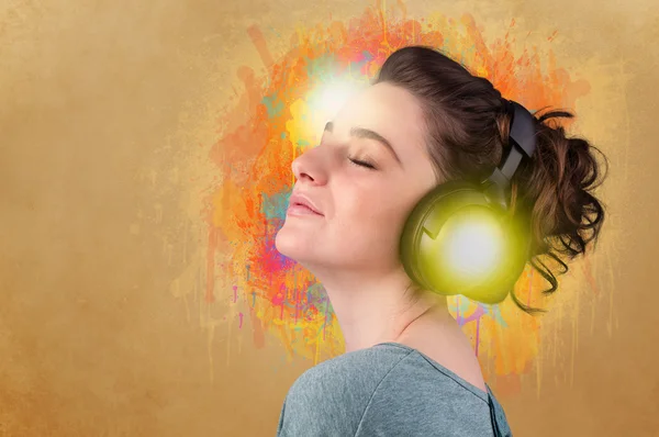 Mujer joven con auriculares escuchando música — Foto de Stock