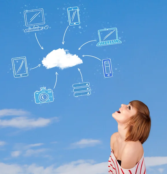 Chica casual mirando el concepto de computación en nube en el cielo azul — Foto de Stock