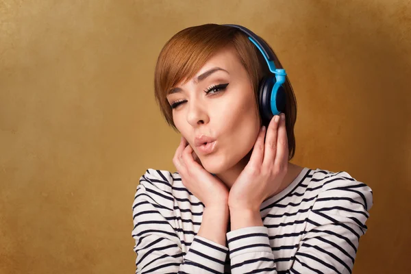 Mujer joven con auriculares escuchando música con espacio para copiar —  Fotos de Stock