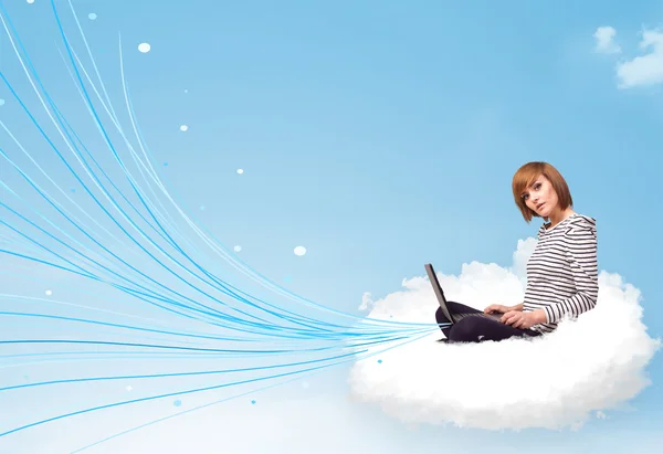 Jeune femme assise dans le nuage avec ordinateur portable — Photo