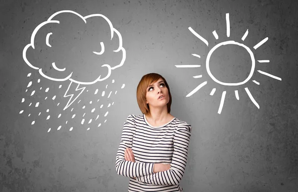 Femme debout entre un soleil et un dessin de pluie — Photo