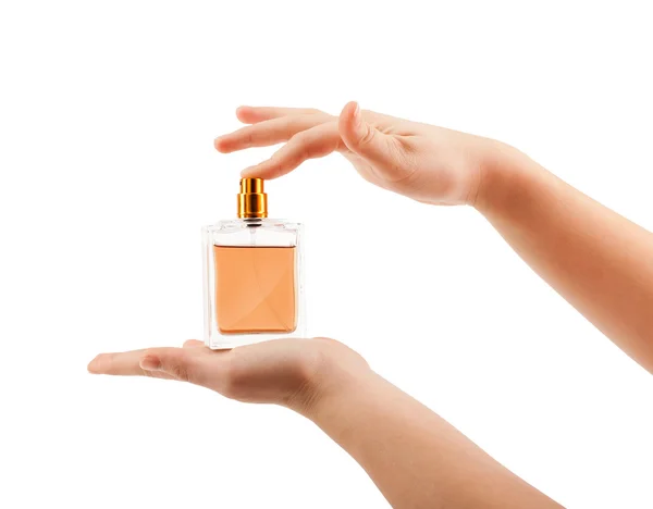 Vrouwenhanden spuiten parfum — Stockfoto