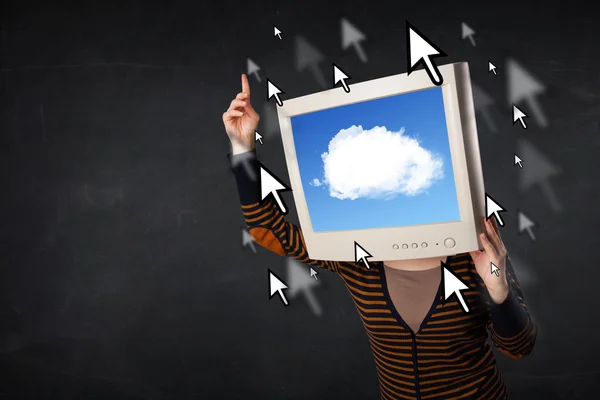 Kobieta z ekranem monitora i chmury obliczeniowej na ekranie — Zdjęcie stockowe