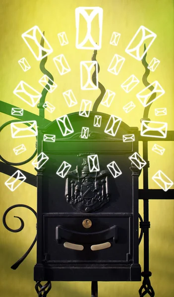 Poštovní schránka s ikonami dopisu na zářícím zeleném pozadí — Stock fotografie