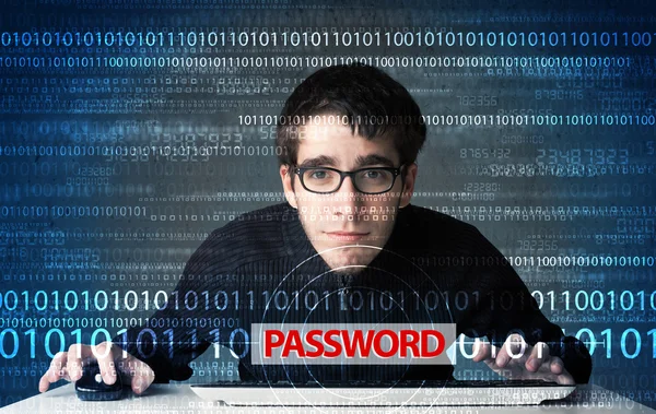 Młody maniak haker kradnący hasło — Zdjęcie stockowe
