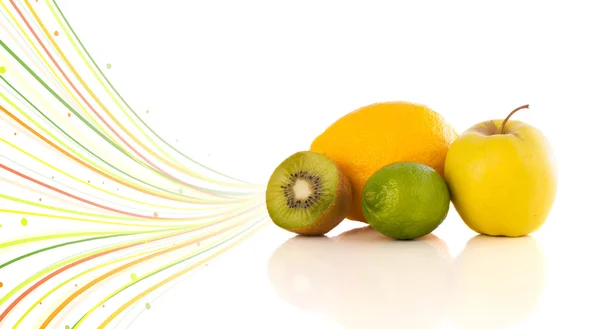 Renkli soyut çizgileri olan sağlıklı tropikal meyveler — Stok fotoğraf