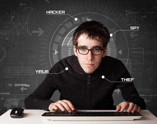 Giovane hacker in ambiente futuristico hacking informazioni personali — Foto Stock