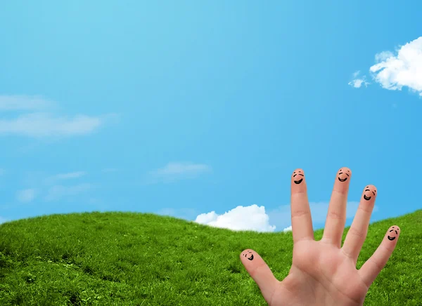 Vrolijke vingerglimlachen met landschap op de achtergrond — Stockfoto