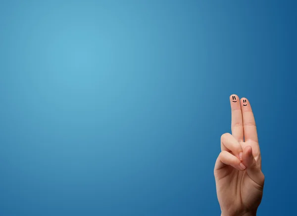 Alegre sonriente cara dedos mirando vacío azul fondo copia —  Fotos de Stock