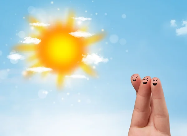 Alegre emoticonos dedo con sol brillante y nubes ilustración —  Fotos de Stock