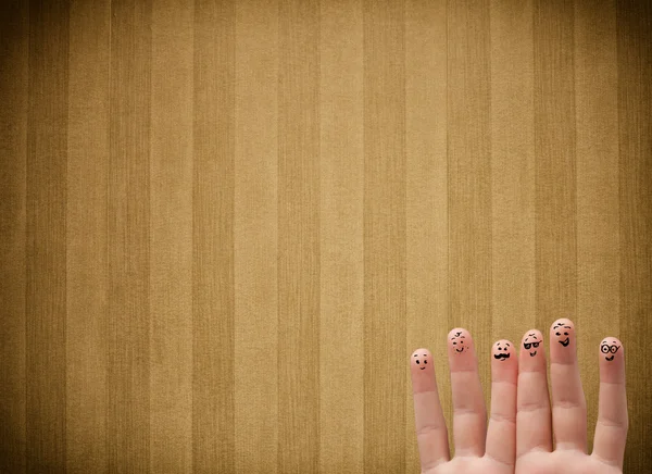 有老式条纹墙纸背景的快乐的手指微笑 — 图库照片
