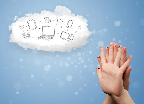 Glad smiley fingrar tittar på cloud computing med teknik — Stockfoto