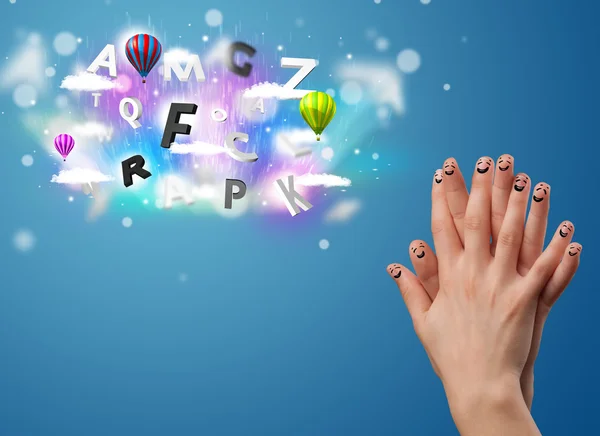 Gelukkige gezichtje vingers kijken kleurrijke magische wolken en bal — Stockfoto