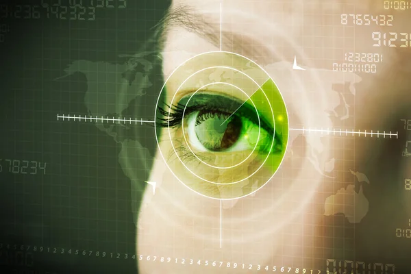 Mujer cibernética con ojo blanco militar moderno — Foto de Stock