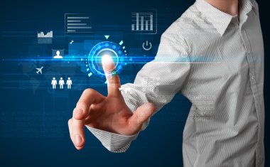 yakışıklı işadamı gelecekte web teknolojisi düğmeleri dokunarak ve 