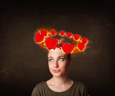 Kafasında kalp çizimleri olan genç bir kız.