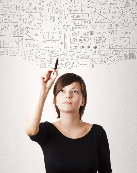 Mujer joven bosquejando y calculando pensamientos — Foto de Stock