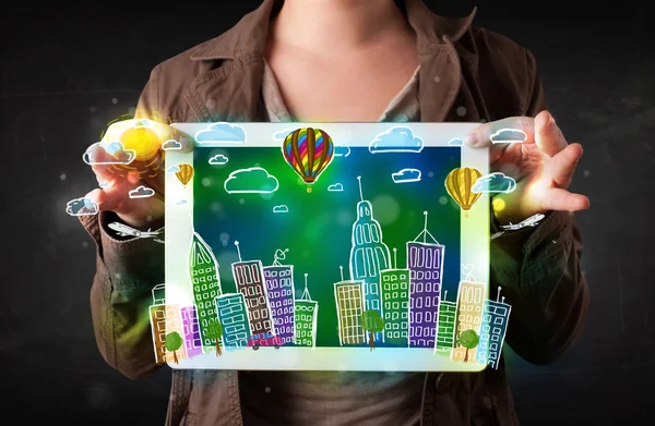 Joven mostrando tableta con paisaje urbano dibujado a mano —  Fotos de Stock