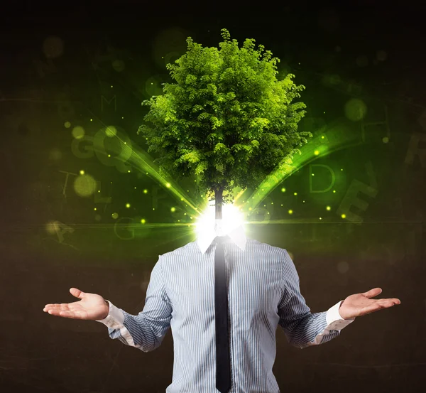 Człowiek z zieloną głową drzewa koncepcja — Zdjęcie stockowe