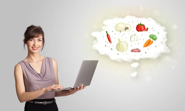 Mujer bonita presentando una nube de vegetales nutritivos saludables — Foto de Stock