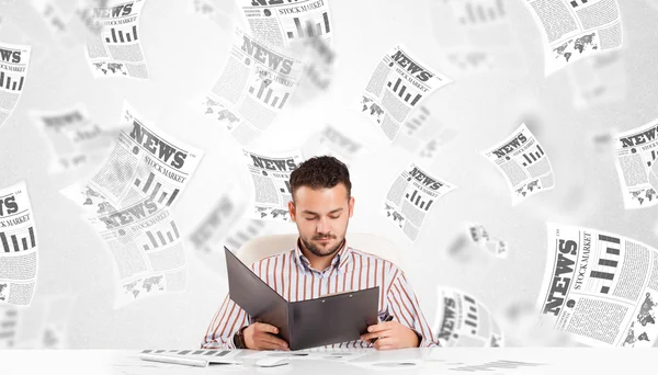 Hombre de negocios en el escritorio con periódicos bursátiles —  Fotos de Stock