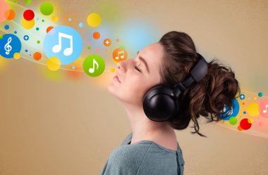 Kulaklıkla müzik dinleyen genç bir kadın. 