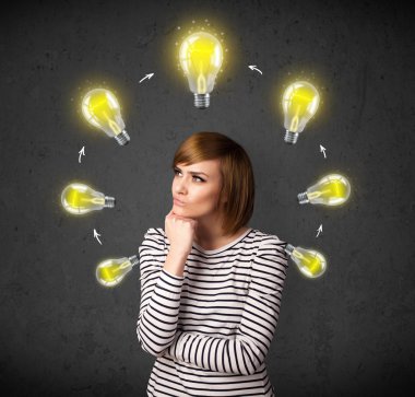 genç kadın başının etrafında dolaşım ampul ile düşünme