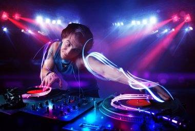 DJ sahnede ışık efektleri ile müzik çalma