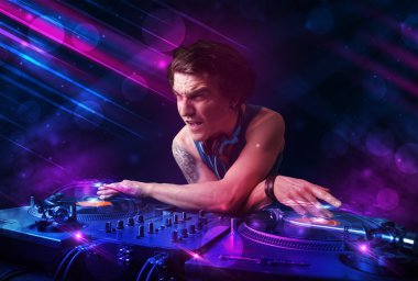 Genç dj turntable renk ışık efektleri ile oynama