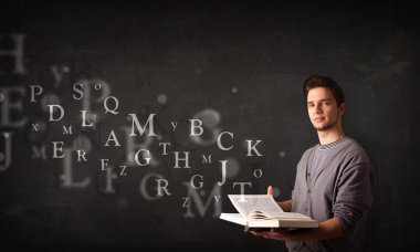 genç adam alfabesi harfleri ile kitap okuma