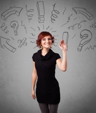 Soru işareti çizen sevimli genç kız.