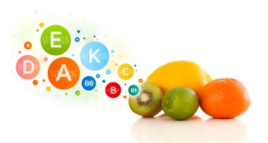 Renkli vitamin sembolleri ve simgeleri olan sağlıklı meyveler