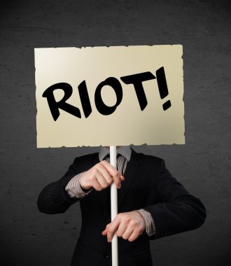 İş adamı protesto işareti tutuyor.