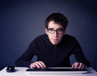 Hacker mavi arkaplanda klavye ile çalışıyor