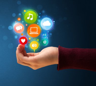 bir kadının elinde Multimedya simgeler