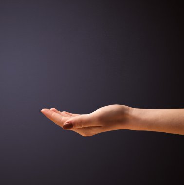 kadın sunan kopya alanı