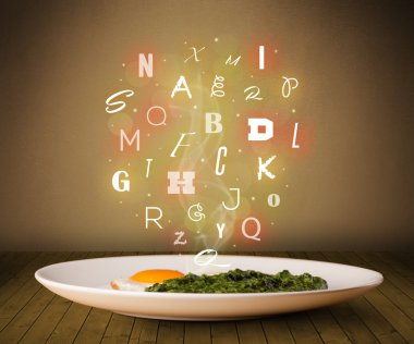 Tahtada renkli harflerle taze aşçı yemeği. 