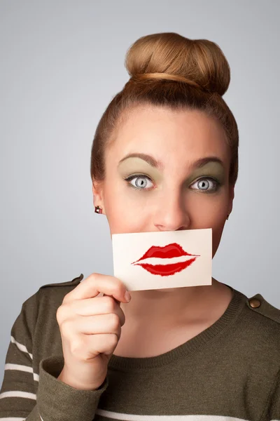 Gelukkig mooie vrouw met kaart met kus lippenstift mark — Stockfoto