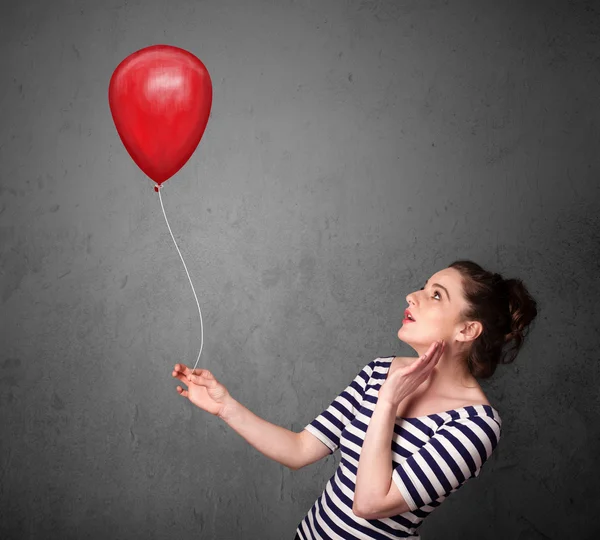 Mulher segurando um balão vermelho — Fotografia de Stock