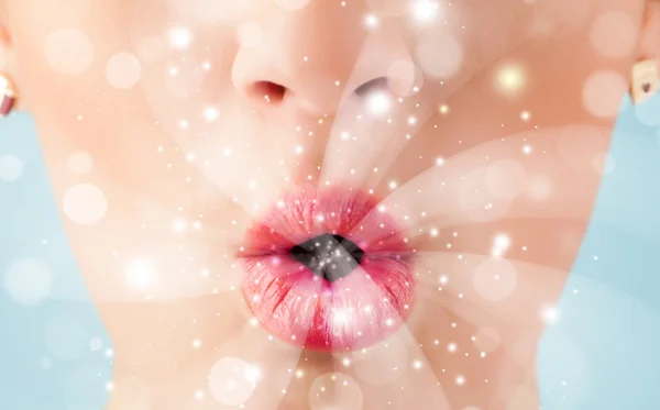 Vacker kvinna läppar blåser abstrakt vita lampor — Stockfoto